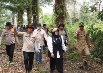pemadaman dan pendinginan kebakaran hutan dan lahan (Karhutla) di Desa Ganepo, Kecamatan Seranau, Kabupaten Kotawaringin Timur. Kamis (1/10/2026) Siang - Malam.