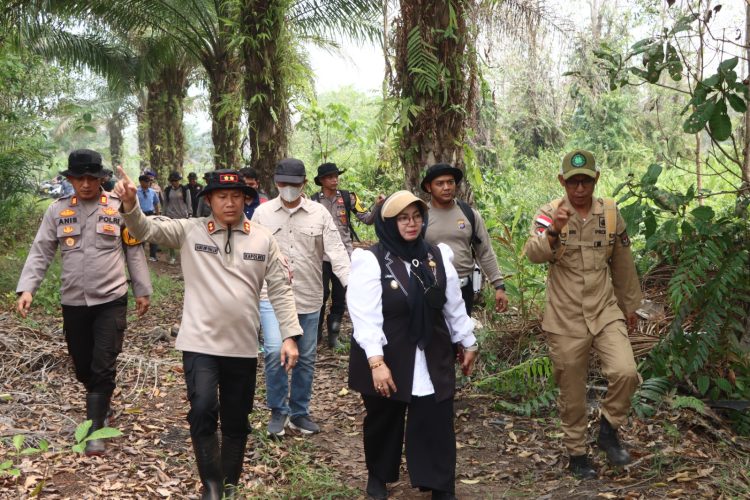 pemadaman dan pendinginan kebakaran hutan dan lahan (Karhutla) di Desa Ganepo, Kecamatan Seranau, Kabupaten Kotawaringin Timur. Kamis (1/10/2026) Siang - Malam.