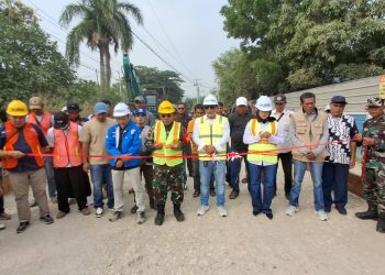 Bersama - sama melakukan gunting pita oleh Camat, Kades, Danramil tanda dimulai pembanguna jalan dengan anggaran APBD Kabupaten