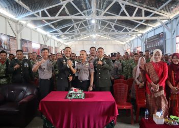Keluarga Besar Polres Dairi memberikan kejutan (surprise) kepada jajaran TNI di wilayah Kabupaten Dairi, Senin (5/10/2026).