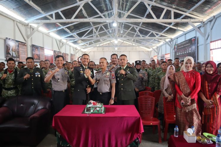 Keluarga Besar Polres Dairi memberikan kejutan (surprise) kepada jajaran TNI di wilayah Kabupaten Dairi, Senin (5/10/2026).