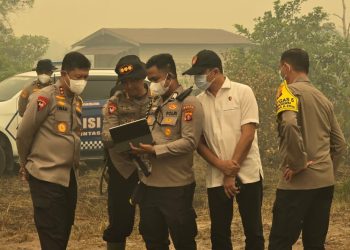 Kapolda Kalimantan Tengah Irjen Pol Iwan Kurniawan, S.I.K., M.Si., turun langsung melakukan peninjauan penanganan kebakaran hutan dan lahan