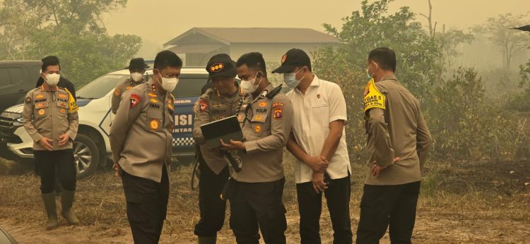 Kapolda Kalimantan Tengah Irjen Pol Iwan Kurniawan, S.I.K., M.Si., turun langsung melakukan peninjauan penanganan kebakaran hutan dan lahan