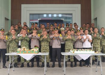Kedatangan Kapolda bersama rombongan tersebut bertujuan untuk memberikan kejutan seluruh personel Kodam XXII Tambun Bungai pada hari Ulang Tahun TNI yang ke-81.