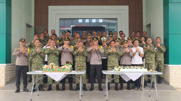Kedatangan Kapolda bersama rombongan tersebut bertujuan untuk memberikan kejutan seluruh personel Kodam XXII Tambun Bungai pada hari Ulang Tahun TNI yang ke-81.