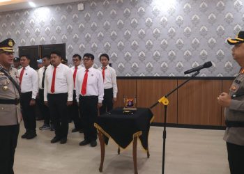 Kapolresta Palangka Raya Kombes Pol Andiyatna, S.I.K., M.H. memimpin apel pelepasan jabatan Wakapolresta AKBP Moch. Isharyadi Fitriawan, S.I.K., M.M.,