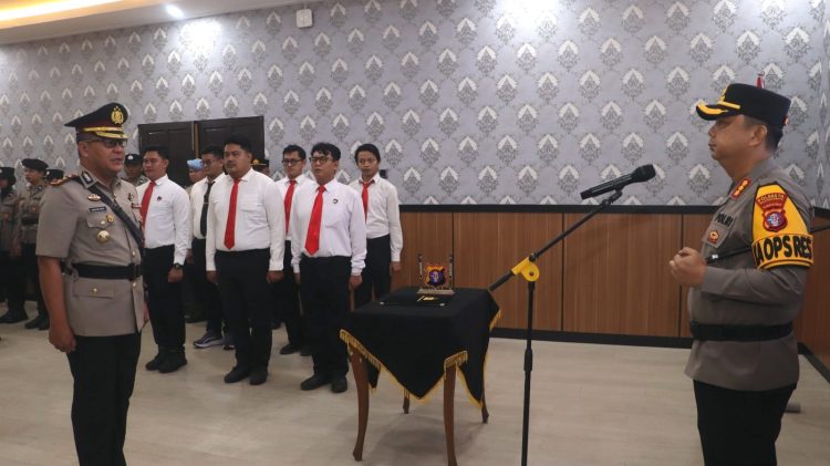 Kapolresta Palangka Raya Kombes Pol Andiyatna, S.I.K., M.H. memimpin apel pelepasan jabatan Wakapolresta AKBP Moch. Isharyadi Fitriawan, S.I.K., M.M.,