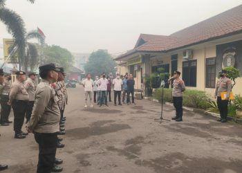 Kapolsek Pahandut AKP Iyudi Hartanto memimpin apel personel
