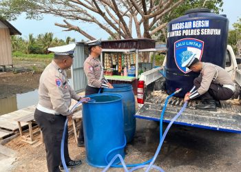 Personel Satlantas menyalurkan air bersih kepada warga di Jalan Jenderal Sudirman, Desa Sungai Undang, Kecamatan Seruyan Hilir, Kabupaten Seruyan, Kamis (8/10/2026).