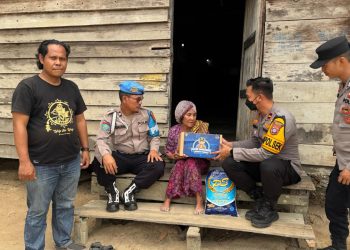 Kegiatan bantuan sosial “Berez” (Berbagi Rezeki). Kali ini, bantuan diberikan kepada Salamah, 76 tahun, warga Desa Rungau Raya, Kecamatan Danau Seluluk, Kabupaten Seruyan, Kamis (8/10/2026).