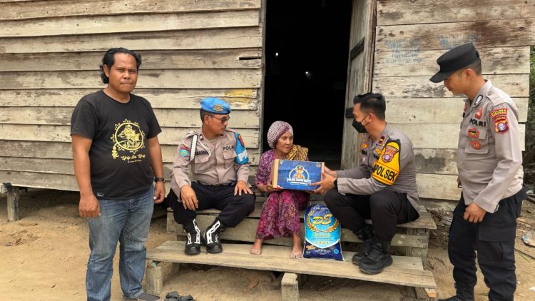 Kegiatan bantuan sosial “Berez” (Berbagi Rezeki). Kali ini, bantuan diberikan kepada Salamah, 76 tahun, warga Desa Rungau Raya, Kecamatan Danau Seluluk, Kabupaten Seruyan, Kamis (8/10/2026).