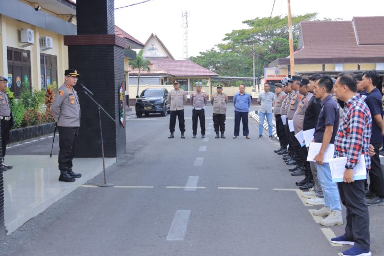 Kapolres Seruyan AKBP Beddy Suwendi, S.H., S.I.K. memimpin apel siang yang diikuti sejumlah Pejabat Utama (PJU), perwira, serta personel Polres Seruyan, Kamis (8/10/2026).