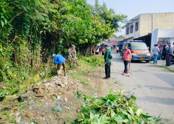 Personel Koramil 01/Siantar Utara Kodim 0207/Simalungun bersama Polsek Siantar Utara, unsur Forum Koordinasi Pimpinan Kecamatan (Forkopimca), serta masyarakat turun langsung melaksanakan gotong royong membersihkan lingkungan.