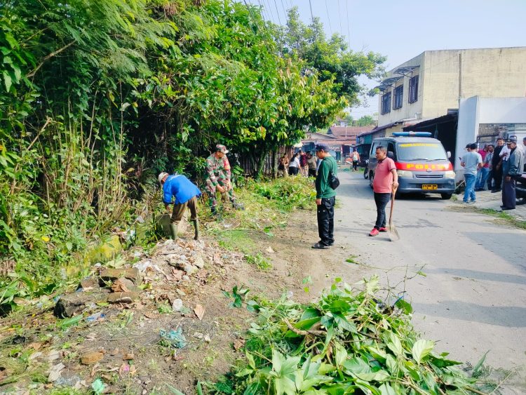 Personel Koramil 01/Siantar Utara Kodim 0207/Simalungun bersama Polsek Siantar Utara, unsur Forum Koordinasi Pimpinan Kecamatan (Forkopimca), serta masyarakat turun langsung melaksanakan gotong royong membersihkan lingkungan.
