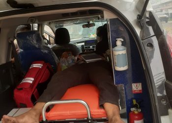 Polsek Pahandut bersama instansi terkait membantu evakuasi seorang warga dengan gangguan jiwa di kawasan Pasar Kahayan, Jalan Cilik Riwut
