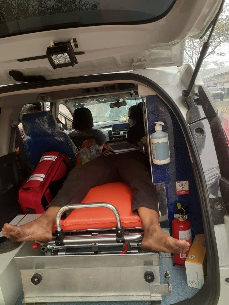 Polsek Pahandut bersama instansi terkait membantu evakuasi seorang warga dengan gangguan jiwa di kawasan Pasar Kahayan, Jalan Cilik Riwut