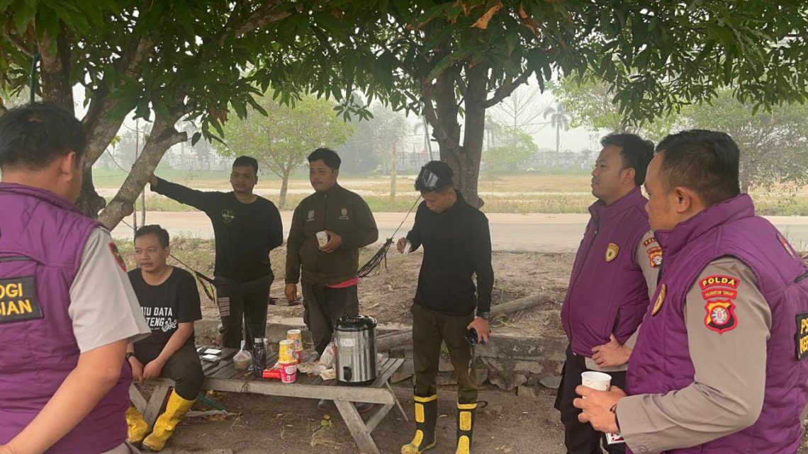 tim dari Bagian Psikologi Biro Sumber Daya Manusia memberikan pendampingan psikologis kepada petugas pemadaman karhutla, Jumat (9/10/2026).