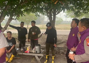 tim dari Bagian Psikologi Biro Sumber Daya Manusia memberikan pendampingan psikologis kepada petugas pemadaman karhutla, Jumat (9/10/2026).