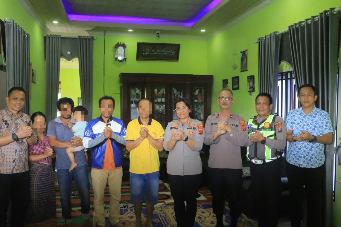 Kapolres Samosir AKBP Rina Sry Nirwana Tarigan, S.I.K., M.H., bersama sejumlah pejabat utama (PJU) Polres Samosir mendatangi kediaman RN, warga Desa Parbuluan VI, Kecamatan Parbuluan, Kabupaten Dairi, Jumat (9/10/2026).