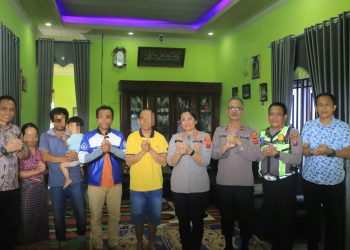 Kapolres Samosir AKBP Rina Sry Nirwana Tarigan, S.I.K., M.H., bersama sejumlah pejabat utama (PJU) Polres Samosir mendatangi kediaman RN, warga Desa Parbuluan VI, Kecamatan Parbuluan, Kabupaten Dairi, Jumat (9/10/2026).