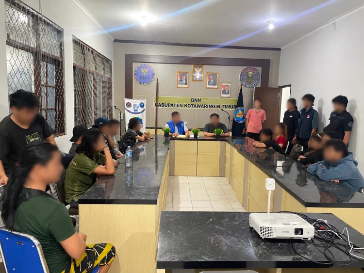 Personel gabungan dari Satresnarkoba, Satintelkam, Satsamapta, dan Sipropam Polres Kotim melakukan pemeriksaan terhadap sejumlah orang yang berada di lokasi.