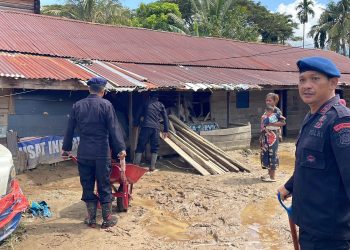 Sabtu 10 Oktober 2026 Danki 1 Batalyon D pelopor Brimob Polda Aceh Ipda Eduard Frianto beserta personil yang ada di kabupaten Aceh tenggara turun Langsung menjadi Garda Terdepan Bantu Warga desa Pulonas baru, Pulonas dan desa Lainnya yang Terdampak Banjir