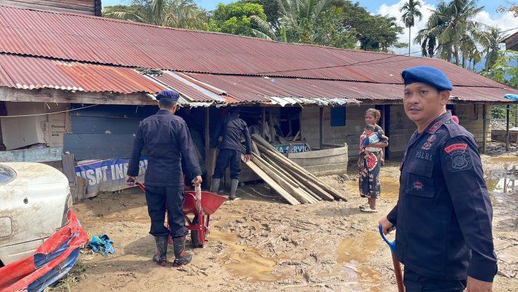 Sabtu 10 Oktober 2026 Danki 1 Batalyon D pelopor Brimob Polda Aceh Ipda Eduard Frianto beserta personil yang ada di kabupaten Aceh tenggara turun Langsung menjadi Garda Terdepan Bantu Warga desa Pulonas baru, Pulonas dan desa Lainnya yang Terdampak Banjir