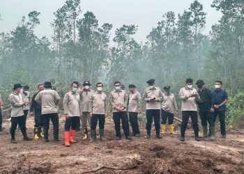 Kapolda Kalimantan Tengah (Kalteng) Irjen Pol Iwan Kurniawan menyisir langsung titik panas kebakaran hutan dan lahan (Karhutla) di Jl. Tjilik Riwut Km.39,