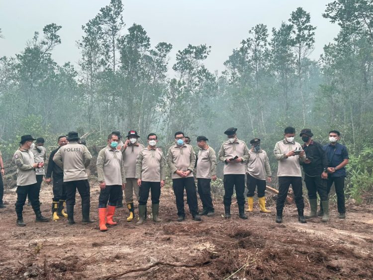 Kapolda Kalimantan Tengah (Kalteng) Irjen Pol Iwan Kurniawan menyisir langsung titik panas kebakaran hutan dan lahan (Karhutla) di Jl. Tjilik Riwut Km.39,