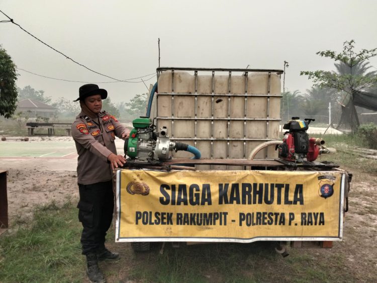 Kegiatan melibatkan empat personel Polri bersama satu orang masyarakat dengan dukungan satu unit mobil pikap, dua tandon air berkapasitas masing-masing 1.000 liter, serta dua mesin Alkon lengkap dengan selang.