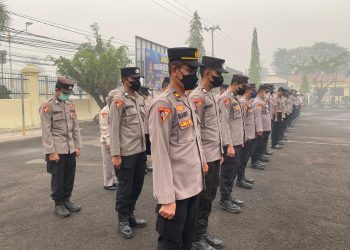 Kabagops Polresta Palangka Raya Kompol Hendry memberikan arahan kepada seluruh personel saat memimpin apel pagi di halaman Mapolresta Palangka Raya,