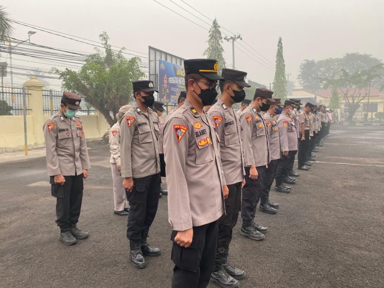 Kabagops Polresta Palangka Raya Kompol Hendry memberikan arahan kepada seluruh personel saat memimpin apel pagi di halaman Mapolresta Palangka Raya,