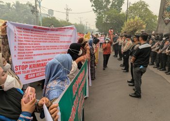Pam dilakukan pada lokasi berlangsung aksi damai di depan Mapolda Kalteng, Jalan Tjilik Riwut Km. 1, Kota Palangka Raya, Kalimantan Tengah, sebagaimana yang disampaikan oleh Kapolresta, Kombes Pol. Andiyatna, S.I.K., M.H, Senin (12/10/2026) siang. 