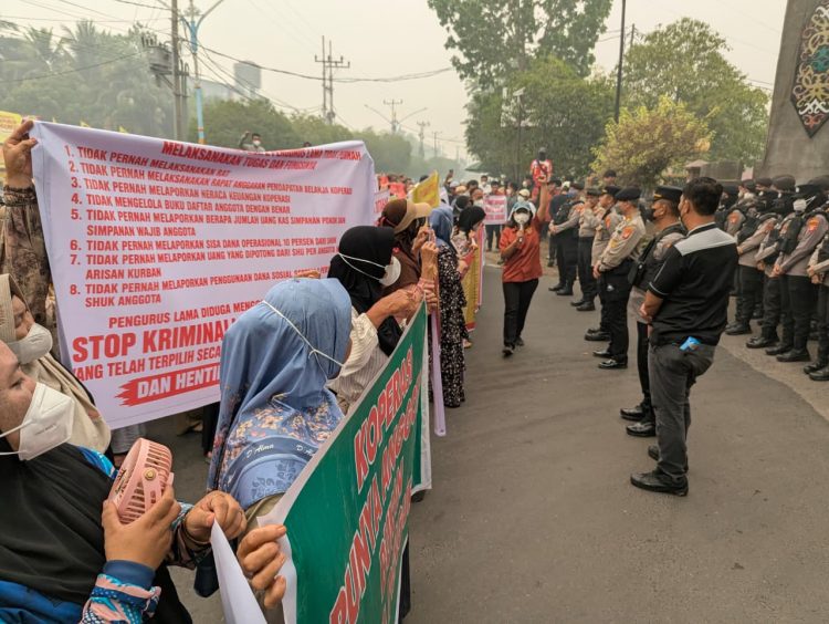 Pam dilakukan pada lokasi berlangsung aksi damai di depan Mapolda Kalteng, Jalan Tjilik Riwut Km. 1, Kota Palangka Raya, Kalimantan Tengah, sebagaimana yang disampaikan oleh Kapolresta, Kombes Pol. Andiyatna, S.I.K., M.H, Senin (12/10/2026) siang.