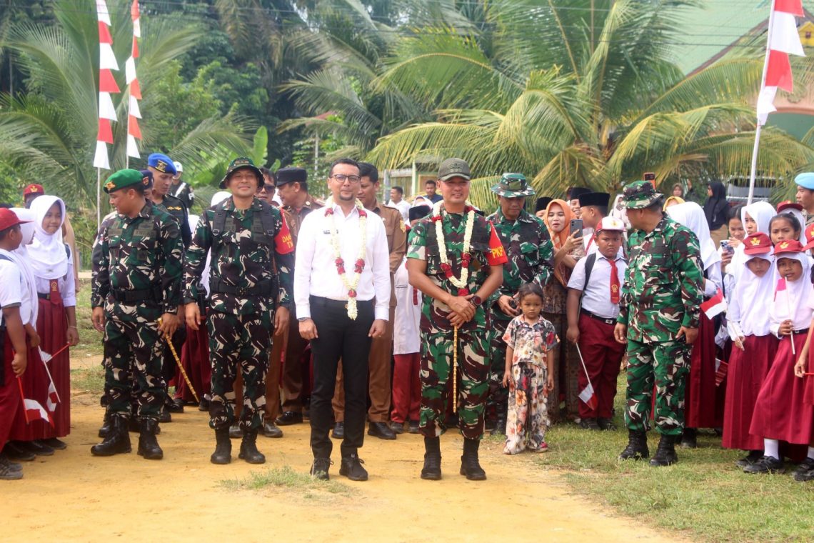 Komandan Korem (Danrem) 022/Pantai Timur Kolonel Inf Sandi Kamidianto, S.I.P., M.I.P., turut serta mengahdiri Upacara Pembukaan Program TNI Manunggal Membangun Desa (TMMD) ke-130 Tahun Anggaran 2026, di Lapangan Mutiara, Desa Aek Batu