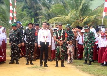 Komandan Korem (Danrem) 022/Pantai Timur Kolonel Inf Sandi Kamidianto, S.I.P., M.I.P., turut serta mengahdiri Upacara Pembukaan Program TNI Manunggal Membangun Desa (TMMD) ke-130 Tahun Anggaran 2026, di Lapangan Mutiara, Desa Aek Batu