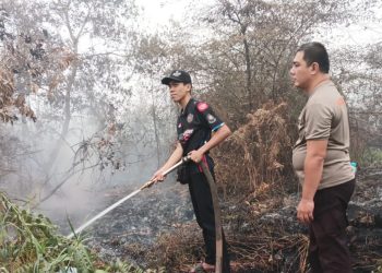Satgas Tanggap Darurat Karhutla Polresta Palangka Raya Regu I dan Regu 3 melakukan pendinginan serta pembasahan lahan di Jalan Nagasari, Kelurahan Bukit Tunggal,