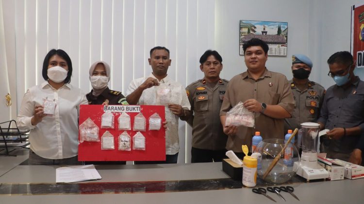 Kegiatan dihadiri perwakilan Kejaksaan Negeri Palangka Raya, Kasatresnarkoba, Plt Kasattahti Iptu Yudi Wahyudi, Kasipropam, penasehat hukum tersangka, serta perwakilan Kasiwas dan Kasihumas
