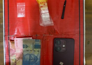 Barang bukti berhasil diamankan berupa 1 bungkus plastik klip yang diduga narkotika golongan I bukan tanaman jenis sabu , 1 Pak Plastik Klip, 1 buah Handphone Merk Oppo A3X warna Merah Metalik dan barang bukti lainnya yang ada kaitannya dalam perkara ini