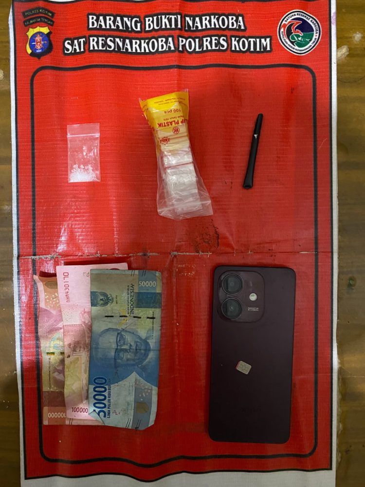 Barang bukti berhasil diamankan berupa 1 bungkus plastik klip yang diduga narkotika golongan I bukan tanaman jenis sabu , 1 Pak Plastik Klip, 1 buah Handphone Merk Oppo A3X warna Merah Metalik dan barang bukti lainnya yang ada kaitannya dalam perkara ini