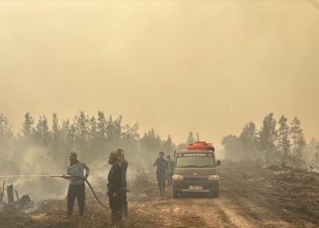 Tim Regu 2 Satgas Karhutla Polresta Palangka Raya melakukan pemadaman kebakaran lahan di Jalan Tjilik Riwut Km 23,