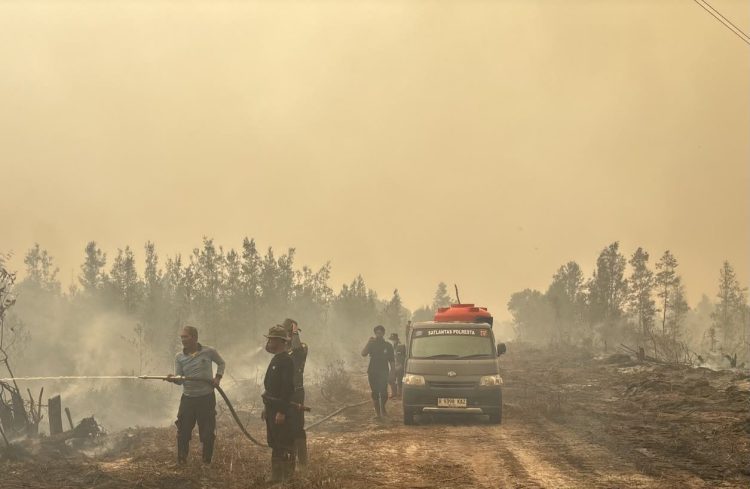 Tim Regu 2 Satgas Karhutla Polresta Palangka Raya melakukan pemadaman kebakaran lahan di Jalan Tjilik Riwut Km 23,
