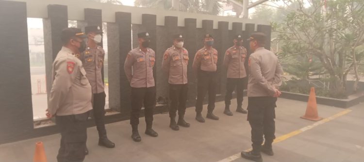 Polresta Palangka Raya melaksanakan pengamanan kunjungan Menteri Kehutanan Republik Indonesia di Swiss-Belhotel Danum, Jalan Tjilik Riwut Km 5