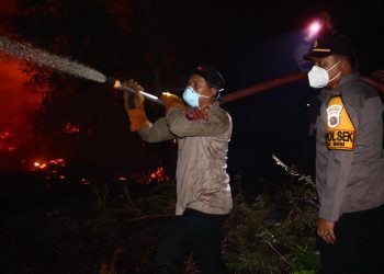Kapolres Kotim AKBP I Kadek Dwi Yoga Sidhimantra W, S.H., S.I.K., M.M turun langsung melakukan upaya pemadaman kebakaran hutan dan lahan di Desa Camba,
