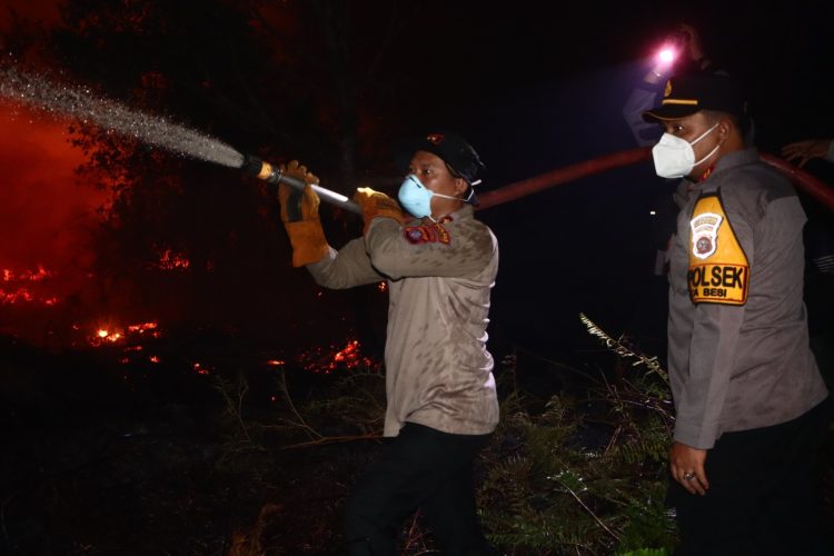 Kapolres Kotim AKBP I Kadek Dwi Yoga Sidhimantra W, S.H., S.I.K., M.M turun langsung melakukan upaya pemadaman kebakaran hutan dan lahan di Desa Camba,