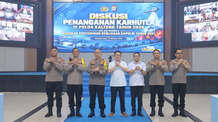 Diskusi panel yang digelar di Gedung Graha Bhayangkara, Mapolda Kalteng, Selasa (13/10/2026), kali ini memaparkan situasi terkini karhutla yang diikuti Irwasda Polda Kalteng Kombes Pol Djoko Susilo, sejumlah pejabat utama Polda dan unsur terkait lainnya.