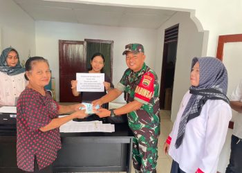 Babinsa Koramil 10/Tanah Jawa, Serka Suhadi, bersama Bhabinkamtibmas Aiptu R. Sinurat, melaksanakan pendampingan penyaluran BLT-DD Tahap I Tahun 2026 kepada warga Nagori Bah Jambi, Kecamatan Jawa Maraja Bah Jambi, Kabupaten Simalungun, Rabu (14/10/2026).