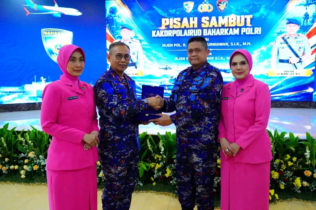Kegiatan serah terima jabatan Kepala Korpolairud Baharkam Polri dari pejabat lama IRJEN POL R. FIRDAUS KURNIAWAN, S.I.K., M.H. kepada pejabat baru IRJEN POL Dr. ANWAR, S.I.K., M.Si