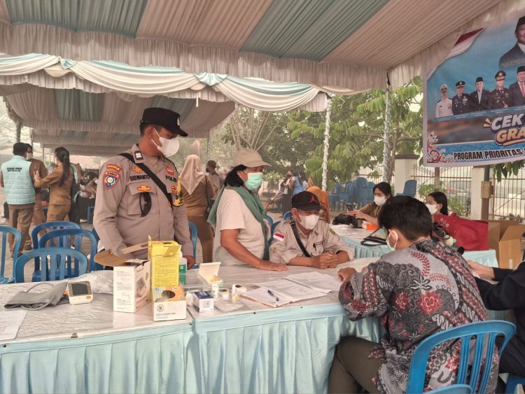 Polsek Pahandut melalui Bhabinkamtibmas Kelurahan Menteng, Aiptu Siswanto, mendampingi penyaluran bantuan pangan dari Gubernur Kalimantan Tengah bagi warga terdampak kebakaran hutan dan lahan (karhutla)