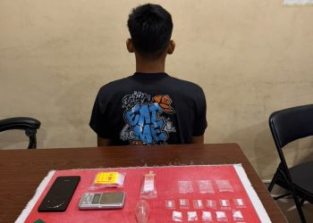 petugas mengamankan seorang pria berinisial NR alias EV (26) beserta 16 paket yang diduga narkotika jenis sabu dengan berat kotor sekitar 11,98 gram.